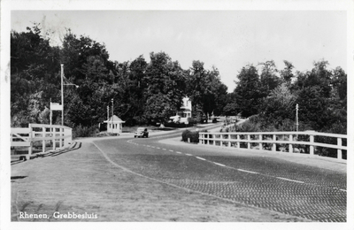 12101 Gezicht op de Grebbebrug over de Grebbesluis te Grebbe bij Rhenen, met op de achtergrond de Grebbeweg.